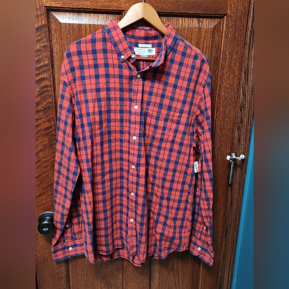 Old Navy Men's long sleeved button down shirt